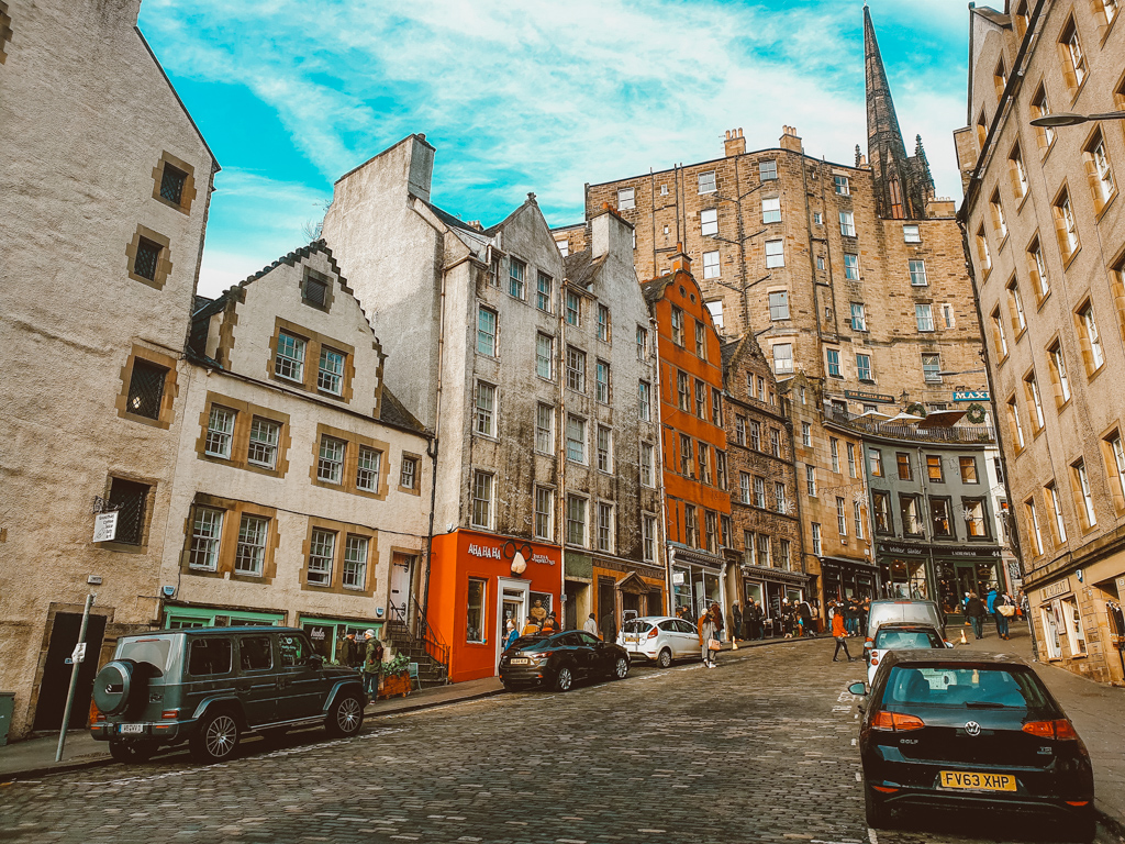 victoria street edinburgh in winter