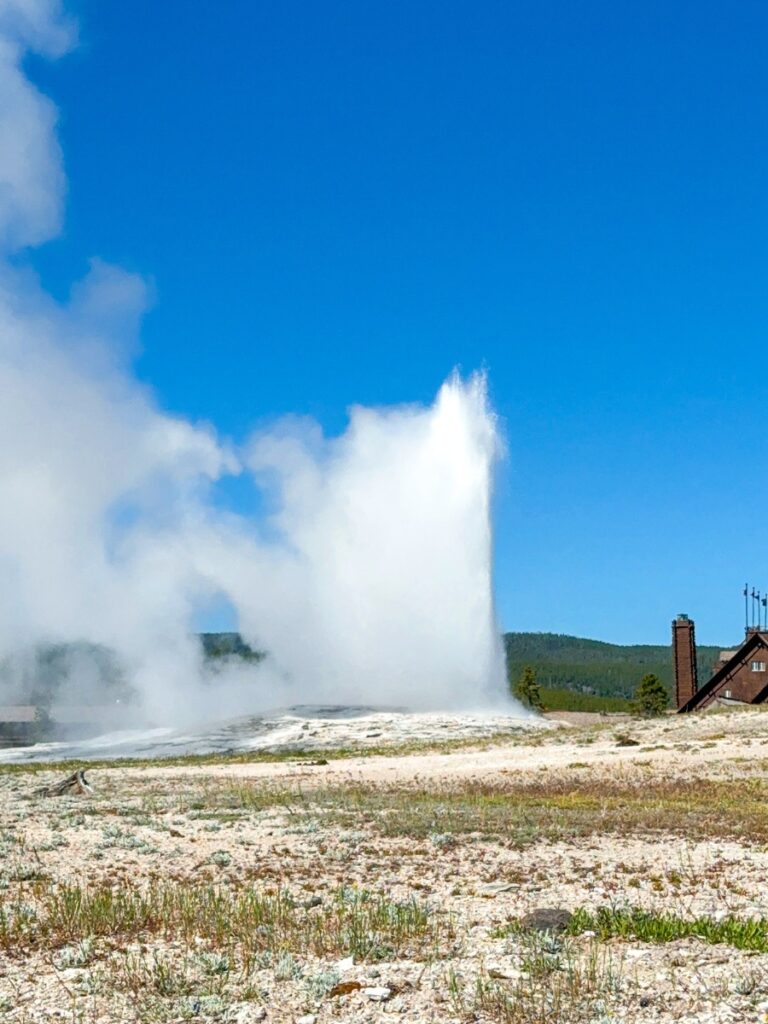 eruption of old faithful in yellowstone